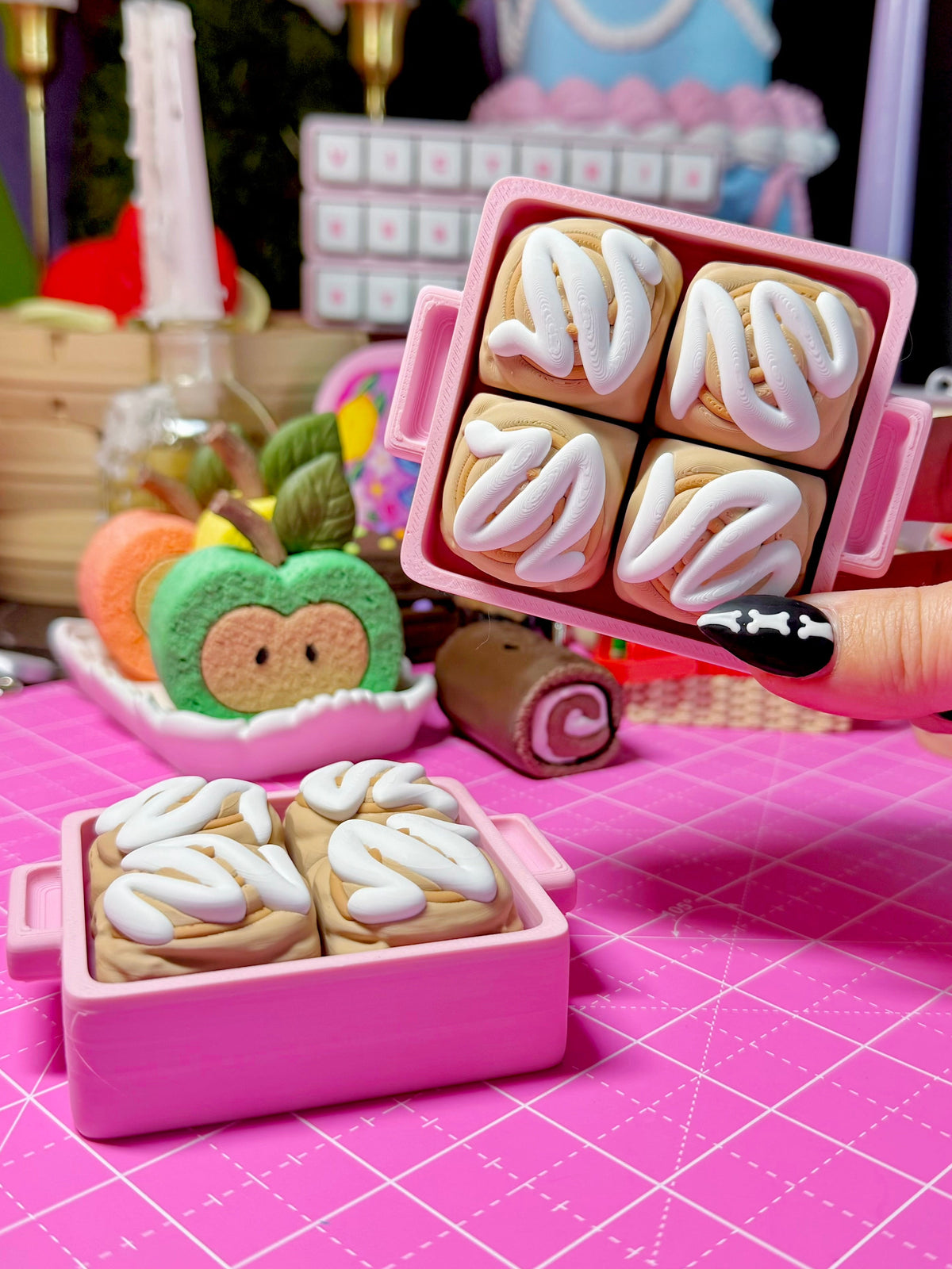 Cinnamon Bun Tray 4-Clicker